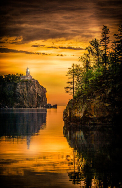 苏比利尔湖的日出。苏必利尔湖（LakeSuperior）是世界上最大的淡水湖，1622年为法国探险家所发现，湖名取自法语，意为“上湖”。该湖为美国和加拿大共有，被加拿大的安大略省与美国的明尼苏达州、威斯康星州和密歇根…