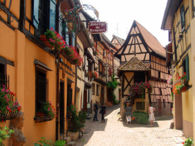 法国【埃吉桑 Eguisheim】德语名为艾吉斯海姆(Egisheim)，是阿尔萨斯一座美丽的城镇，临近科尔马。