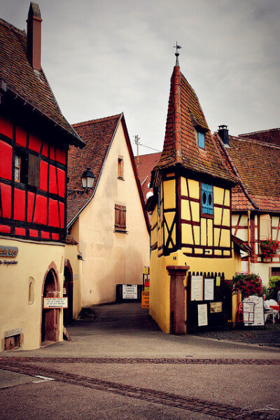 法国【埃吉桑 Eguisheim】德语名为艾吉斯海姆(Egisheim)，是阿尔萨斯一座美丽的城镇，临近科尔马。