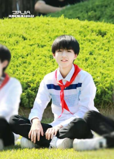 #王俊凱# #TFBOYS王俊凱# 別人可能比你還要可愛 但我只愿意看你一個(gè)人可愛@TFBOYS-王俊凱 【紅領(lǐng)巾補(bǔ)圖