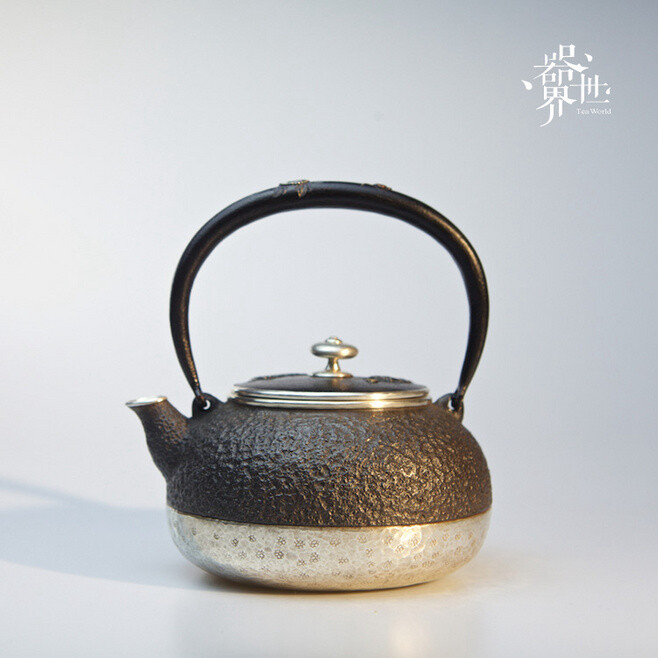 【器世界】精品茶具 铁壶#手工镶嵌 铁包银铁壶 茶壶#茶道 铁包银茶壶 铁器中也以铁壶的传世最为动人心弦。尤其是古铁壶，经过岁月千锤百炼的洗礼;每一把铁壶都是独一无二的收藏艺术品，却又不似其他古玩文物只能在博物馆射灯的照耀下熠熠生辉?！笆?..