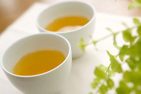 【夏天越喝越健康的五种饮品】1.茶。夏日适合蒲公英茶、薄荷茶、生姜茶、绿茶等。2.柠檬水。早上空腹喝杯柠檬水有助排清体内多余代谢物。3.绿豆汤：高效清脂瘦身饮品。4.蜂蜜水。主要成分葡萄糖和果糖，易被人体吸收利用。5.益生菌酸奶。具有调节肠...