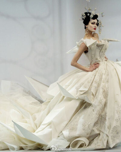 Dior Haute Couture by John Galliano，赋予服饰灵魂的艺术品。