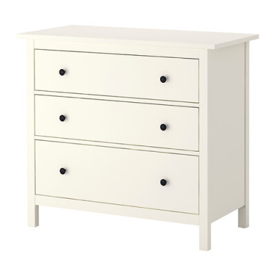 HEMNES 汉尼斯 三斗抽屉柜 宜家 抽屉滑动自如、顺畅， 带有防拉出制动装置。. 购买 SKUBB 思库布 储物盒六件套，可以让内部储物空间井井有条。.