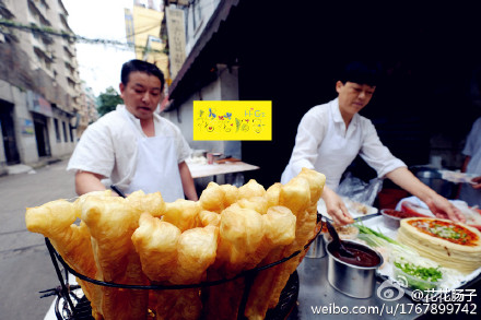  【李记豆浆油条】这家店老板是四川人，已经十六年了，他们家的油条1.5元，是用菜油炸的，油很干净，油条口感酥脆，因为是用菜油炸的所以有菜油独特的香味。豆浆1. 5元，豆浆口感比较醇厚，不像同价格的其他豆浆，口感很稀。电话：18798055214，地址：【宝山南路】老文教厂门口