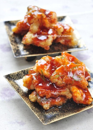 糖醋鱼块 1.将草鱼的内脏清除后洗净，去掉鱼皮和鱼骨，切成1cm的厚片。放入盘中，调入1/2茶匙的盐，料酒和干淀粉，抓拌均匀后腌制10分钟。 2.平底不粘锅中倒入油（比炒菜放油量大些），大火加热至7成热时，把鱼块放入，煎炸至双面金黄色后捞出...