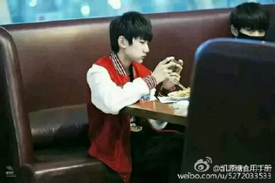 哎哟你虎牙磕着我兔牙咯 怕了 //@扛泡在奶罐里的凯爷:怕了 //@mykarrroy:怕了OTZ //@就瞅你了咋地233:害怕//@凯源晒月光:我怕了 //@Nice爱到最美是陪伴:怕怕…//@林空一月:我怕了 //@王凯源的大娘:大哥我怕 //@带上…