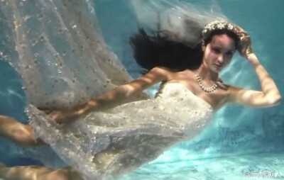 一位来自俄罗斯的设计师绝对城会玩，将时装秀搬到了游泳池水下，展现无重力的美丽。从片中可以看出，模特们在跳入水中后，展示不同的柔美姿势。这样的女性化设计在水中漂浮着，像时间停滞了一般，少了多余的感官力量…