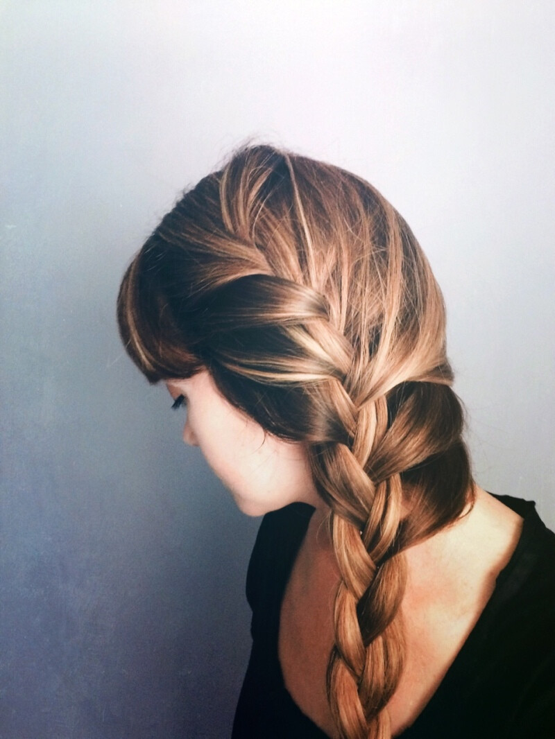 无人与我立黄昏，无人问我粥可温。 无人与我捻熄灯，无人共我书半生。 ——摘录