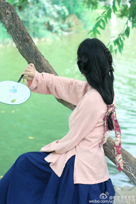 #汉服摄影#摄影/后期：@莫是悠的莫 出镜：我 汉服及配饰：@重回汉唐汉服店 @觀止茶舍 天气比较热，谢谢微博捡的拍照姐姐！！！啊我不太会笑然后各方面也不是特别好，能拍成这样是因为姐姐拍的好嗯！！！各种各样虽然比较累但是挺愉快的w 2成都市