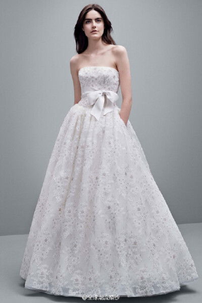 【Vera Wang】旗下平价副牌White by Vera Wang 2014秋冬婚纱礼服系列。这一季以简单的设计赢得新娘的欢心，色彩也以简约淡雅的浅色系为主。抹胸设计、蛋糕裙以及层叠设计浪漫无边。该平价系列自开发以来反响很不错，…