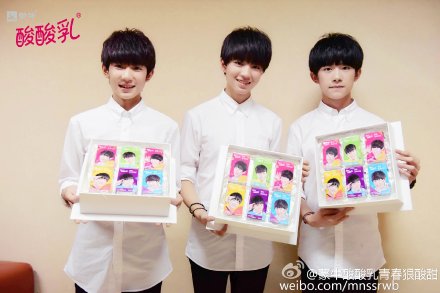  #四叶草专属留念#TFBOYS两周年见面会的兴奋劲儿肯定还没过吧~！昨天小酸酸可是说到做到，将四叶草们的祝福带到了现场。小酸酸也为三只准备自己的礼物——两周年限量版珍藏礼盒~！让我们一起祝福TFBOYS一路努力向前，十年之约，不见不散！@TFBOYS组合 @TFBOYS-王俊凯 @TFBOYS-王源 @TFBOYS-易烊千玺