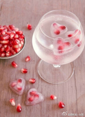 ❀【冰冻石榴心果汁】---⑴原料：石榴、蜂蜜、酸奶。⑵ 做法：1、 首先将新鲜石榴剥去外皮取出果粒备用。2、制作石榴汁：将石榴果粒放入搅拌机内加水没过果粒，搅拌成石榴汁，过筛掉残渣。（可以的话准备粗筛网和细筛网分别过筛一次，石榴汁会更纯）。加适量蜂蜜增加甜度，放入冰箱冷藏备用。3、制作冰冻石榴心：将石榴果粒放入心形模具里面，倒入酸奶，放入冰箱里面冰冻凝固。4、将冰冻好的石榴心放入石榴汁就完成啦~