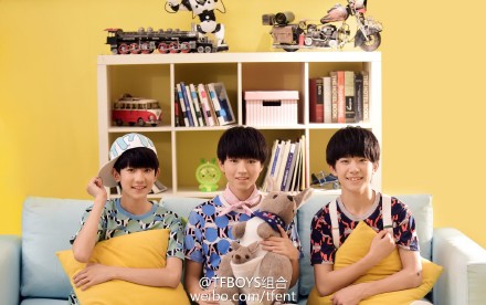 #TFBOYS#暑期主打《大梦想家》青春来袭，这次全新单曲带来年青一代勇敢追梦的YOLO（You Only Live Once）态度，年轻就要敢作敢为，勇往直前，成长就要充满梦想！这一次，和TFBOYS一起做《大梦想家》吧！K大梦想家