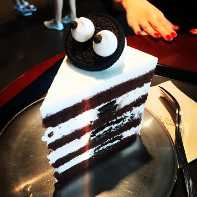 韩国DOREDORE推出的眼神奥利奥蛋糕，样子看起来萌萌哒