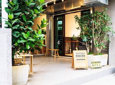 進門就見咖啡師，三分之一的空間給烘豆機，感覺就很簡單是咖啡店沒有別的有的沒的。「GOODMAN roaster」，台北市天玉街110號（天母）B162