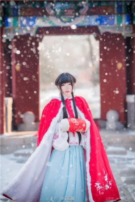 #汉服荟精选# 雪里已知春信至，寒梅点缀琼枝腻。香脸半开娇旖旎，当庭际，玉人浴出新妆洗。造化可能偏有意，故教明月玲珑地。共赏金尊沈绿蚁，莫辞醉，此花不与群花比。来自汉服荟@争渡其实就是水爆肚呀 的专辑O网页链接