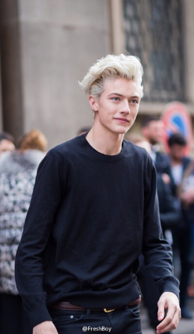 上个月男装周最红的银发小鲜肉Lucky Blue Smith，16岁，身长1米9，做模特之余，他还和三个姐姐（有两个身高1米78，同样也是模特，同样美炸）一起组了个乐队，Lucky负责打鼓。