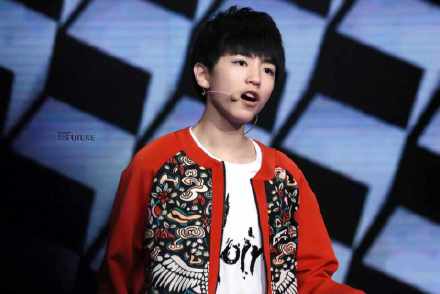  文案：#TheFuture时光##TFBOYS#有人想要屠龙宝刀倚天剑，号令天下莫不从，有人羡慕少年春衫薄，满楼红袖招，有人期待仗剑为红颜，三世不了缘，有人只愿千杯醉不 有 倒，逍遥戏人间，有人感慨而今听雨僧庐下，一任阶前，点滴到天明。而我只想为你倾尽全力地呐喊。