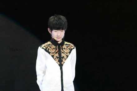  文案：#TheFuture时光##TFBOYS#有人想要屠龙宝刀倚天剑，号令天下莫不从，有人羡慕少年春衫薄，满楼红袖招，有人期待仗剑为红颜，三世不了缘，有人只愿千杯醉不 有 倒，逍遥戏人间，有人感慨而今听雨僧庐下，一任阶前，点滴到天明。而我只想为你倾尽全力地呐喊。