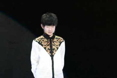  文案：#TheFuture时光##TFBOYS#有人想要屠龙宝刀倚天剑，号令天下莫不从，有人羡慕少年春衫薄，满楼红袖招，有人期待仗剑为红颜，三世不了缘，有人只愿千杯醉不 有 倒，逍遥戏人间，有人感慨而今听雨僧庐下，一任阶…