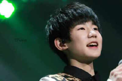  文案：#TheFuture时光##TFBOYS#有人想要屠龙宝刀倚天剑，号令天下莫不从，有人羡慕少年春衫薄，满楼红袖招，有人期待仗剑为红颜，三世不了缘，有人只愿千杯醉不 有 倒，逍遥戏人间，有人感慨而今听雨僧庐下，一任阶…