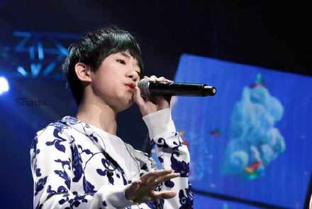  文案：#TheFuture时光##TFBOYS#有人想要屠龙宝刀倚天剑，号令天下莫不从，有人羡慕少年春衫薄，满楼红袖招，有人期待仗剑为红颜，三世不了缘，有人只愿千杯醉不 有 倒，逍遥戏人间，有人感慨而今听雨僧庐下，一任阶前，点滴到天明。而我只想为你倾尽全力地呐喊。