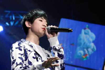  文案：#TheFuture时光##TFBOYS#有人想要屠龙宝刀倚天剑，号令天下莫不从，有人羡慕少年春衫薄，满楼红袖招，有人期待仗剑为红颜，三世不了缘，有人只愿千杯醉不 有 倒，逍遥戏人间，有人感慨而今听雨僧庐下，一任阶…