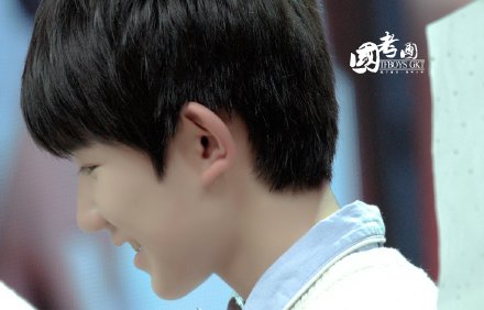 #TFBOYS三人同行# 春天最美的是什么？他们说云、花、绿叶。其实最美的是春天的风，如果没 有风，云也不飘了，树叶也不动了，湖面也没有涟漪了，少年，你就是这习习春风，温暖和煦，唤起我最柔软的记忆。【文案：璐璐，前线：兔叔，修图：嘟嘟】