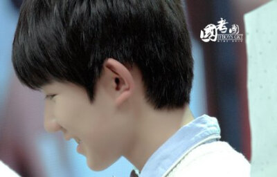 #TFBOYS三人同行# 春天最美的是什么？他们说云、花、绿叶。其实最美的是春天的风，如果没 有风，云也不飘了，树叶也不动了，湖面也没有涟漪了，少年，你就是这习习春风，温暖和煦，唤起我最柔软的记忆。【文案：璐璐…