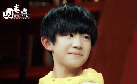 #TFBOYS三人同行# 春天最美的是什么？他们说云、花、绿叶。其实最美的是春天的风，如果没 有风，云也不飘了，树叶也不动了，湖面也没有涟漪了，少年，你就是这习习春风，温暖和煦，唤起我最柔软的记忆。【文案：璐璐，前线：兔叔，修图：嘟嘟】