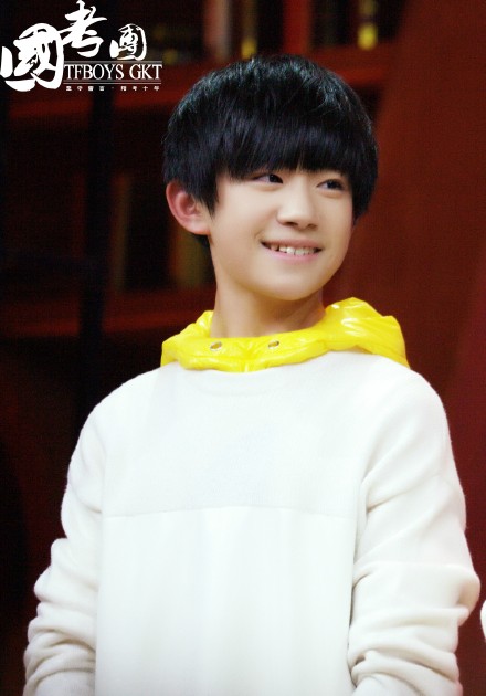 #TFBOYS三人同行# 春天最美的是什么？他们说云、花、绿叶。其实最美的是春天的风，如果没 有风，云也不飘了，树叶也不动了，湖面也没有涟漪了，少年，你就是这习习春风，温暖和煦，唤起我最柔软的记忆。【文案：璐璐，前线：兔叔，修图：嘟嘟】