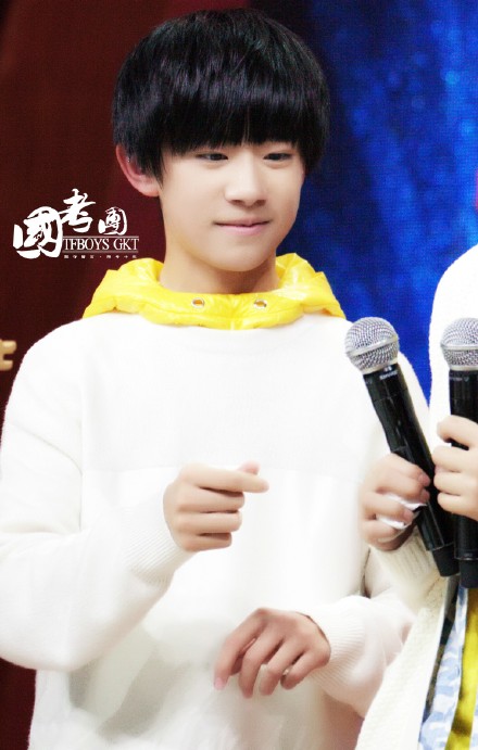 #TFBOYS三人同行# 春天最美的是什么？他们说云、花、绿叶。其实最美的是春天的风，如果没 有风，云也不飘了，树叶也不动了，湖面也没有涟漪了，少年，你就是这习习春风，温暖和煦，唤起我最柔软的记忆。【文案：璐璐，前线：兔叔，修图：嘟嘟】