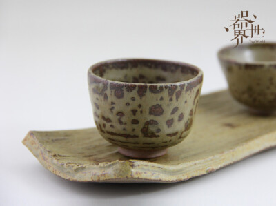 【器-俊彩星驰】粗陶茶具 茶杯#器世界七夕约‘惠’粗陶茶杯 买一送一# 品茗杯 并非做工粗糙的陶器才叫粗陶，真正的粗陶而是艺术家手工拉坯成型，会有胎体薄厚不均，或者器型非正圆形的情况，艺术家在烧制过程中为了…