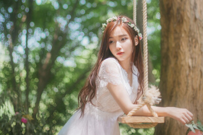 绿野仙踪 弗洛拉羽落仙境，森林之光笼罩白裙，你带着满身的蔷薇花香，入夏而来，留下轻盈如梦的踪迹。