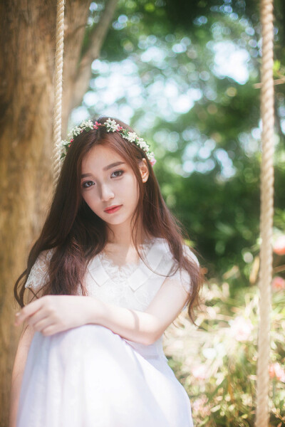 4弗洛拉羽落仙境，森林之光笼罩白裙，你带着满身的蔷薇花香，入夏而来，留下轻盈如梦的踪迹。