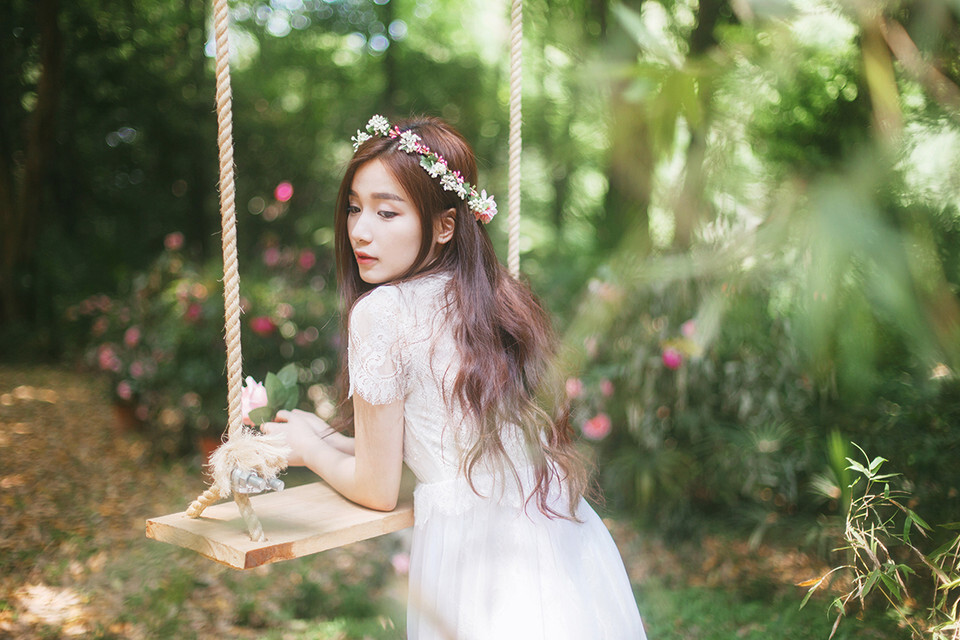 6弗洛拉羽落仙境，森林之光笼罩白裙，你带着满身的蔷薇花香，入夏而来，留下轻盈如梦的踪迹。