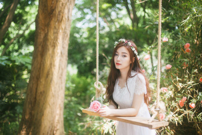 9弗洛拉羽落仙境，森林之光笼罩白裙，你带着满身的蔷薇花香，入夏而来，留下轻盈如梦的踪迹。