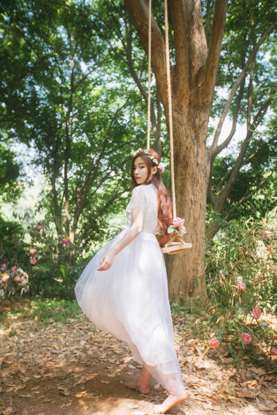 10弗洛拉羽落仙境，森林之光笼罩白裙，你带着满身的蔷薇花香，入夏而来，留下轻盈如梦的踪迹。