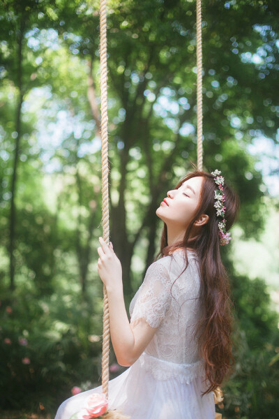 11弗洛拉羽落仙境，森林之光笼罩白裙，你带着满身的蔷薇花香，入夏而来，留下轻盈如梦的踪迹。