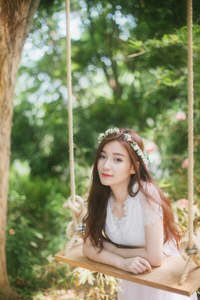 12弗洛拉羽落仙境，森林之光笼罩白裙，你带着满身的蔷薇花香，入夏而来，留下轻盈如梦的踪迹。