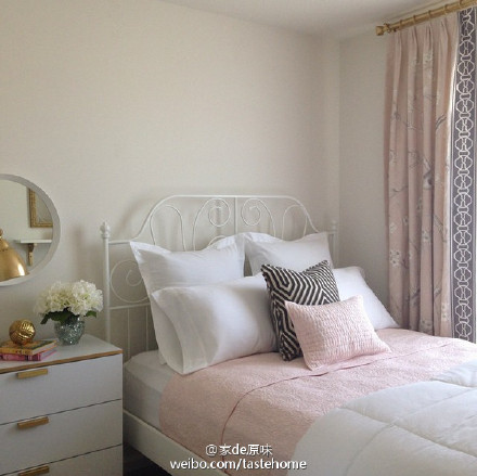 #租房也是家# 如果只有一间卧室是自己的空间，从一小把鲜花和美好的家纺入手，舒服的床品，特别是窗帘——营造个性空间的好手（拼接更有feel哦）#卧室设计#