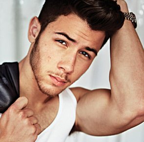 尼克·乔纳斯，英文名Nick Jonas，美国当红Rock Pop乐队-Jonas Brothers(乔纳斯兄弟)成员，排行老三，另外两人为老大Kevin Jonas，老二Joe Jonas。