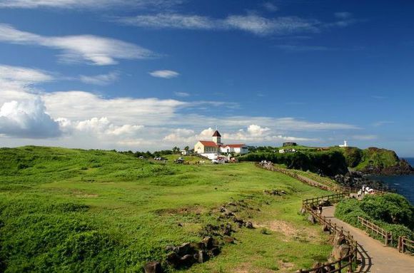 NO.31 济州岛 标签：海岛、韩流 济州岛是韩国最大的岛屿，也是一座典型的火山岛，120万年前因火山活动而形成，素有“韩国夏威夷”之称，钟爱韩剧的你一定忘不了这个令情侣们又爱又恨的“爱情魔岛”。