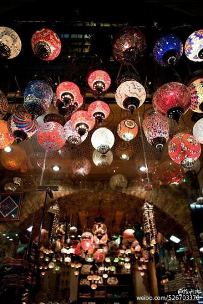 【伊斯坦布尔】世界最大、最古老的集市 “Grand Bazaar” ，这些琉璃灯点亮后，每一天街上都像是在举行节日的祭典一样，灯火辉煌。