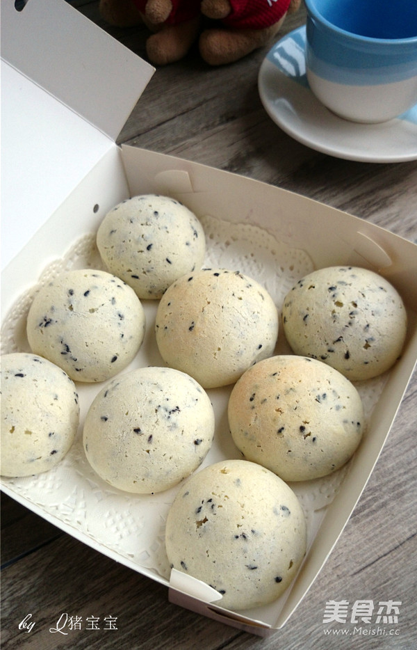 麻薯面包：准备原料，黄油隔水溶化，将黑芝麻和黄油以外的食材放入同一个深盆种拌匀，然后倒入黄油，继续拌均匀，加入黑芝麻搅匀，裱花袋装入一个中号的圆形花嘴然后装入麻薯面糊，在烤盘上挤出约20克一个的小圆球，尖尖用勺子沾水压平，烤箱预热至170度烤30分钟，然后上火改为180度烤5分钟至表面金黄即可。