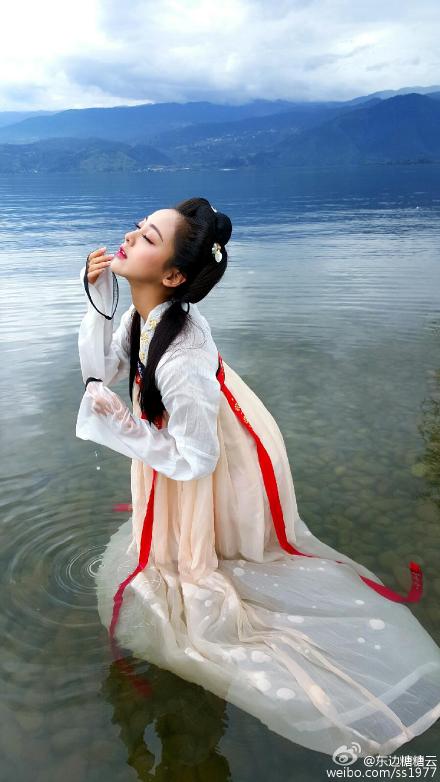 #带着汉服去探秘##挑战让快乐覆盖全世界##手机摄影# 大凉山第二天，我们在土林探秘用魏晋风演绎，下午想去泸沽湖拍逆光结果得知道路塌方，在卭海边用儒裙挑战阴天，拍摄均用三星手机s6e+直出，未任何调色，改变行程，明天的路很烂，期待精彩，感谢队员们通力合作@胖瞳喵尾星 @清辞许--煜月 @我是Je_