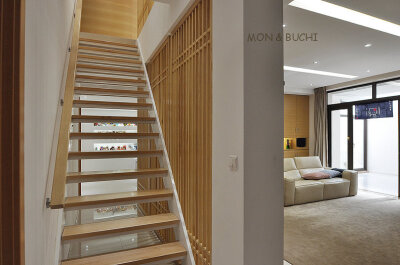 清新日式——镂空楼梯，光线可以无障碍的照射进家里的每个角落