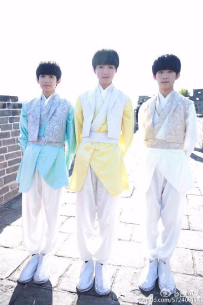 江苏卫视 #星厨小当家##TFBOYS# 三子首次完整参与真人秀录制很敬业很努力很有礼貌，人气也是超旺嗒 制片人蜀黍说啦10月播出时镜头一定多多嗒，大家一起期待吧！ @TFBOYS组合