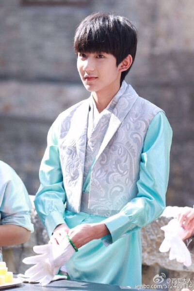 江苏卫视 #星厨小当家##TFBOYS# 三子首次完整参与真人秀录制很敬业很努力很有礼貌，人气也是超旺嗒 制片人蜀黍说啦10月播出时镜头一定多多嗒，大家一起期待吧！ @TFBOYS组合